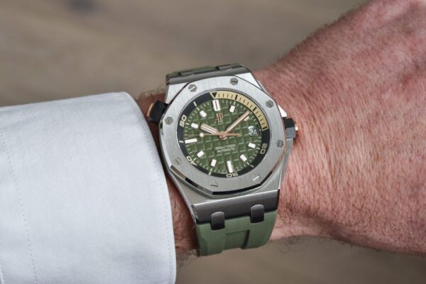 Audemars Piguet Royal Oak Offshore Diver 15720ST.OO.A052CA.01